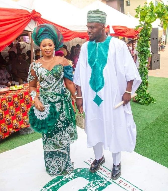 Couples Nwadoro December and Anawanti Divine dressed in traditional attire